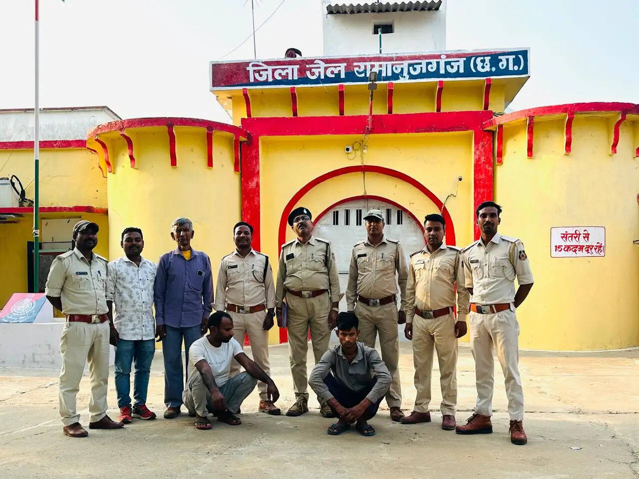 बलरामपुर : अवैध लकड़ी परिवहन पर वन विभाग की बड़ी कार्रवाई, पिकअप वाहन सहित साल लट्ठा जब्त