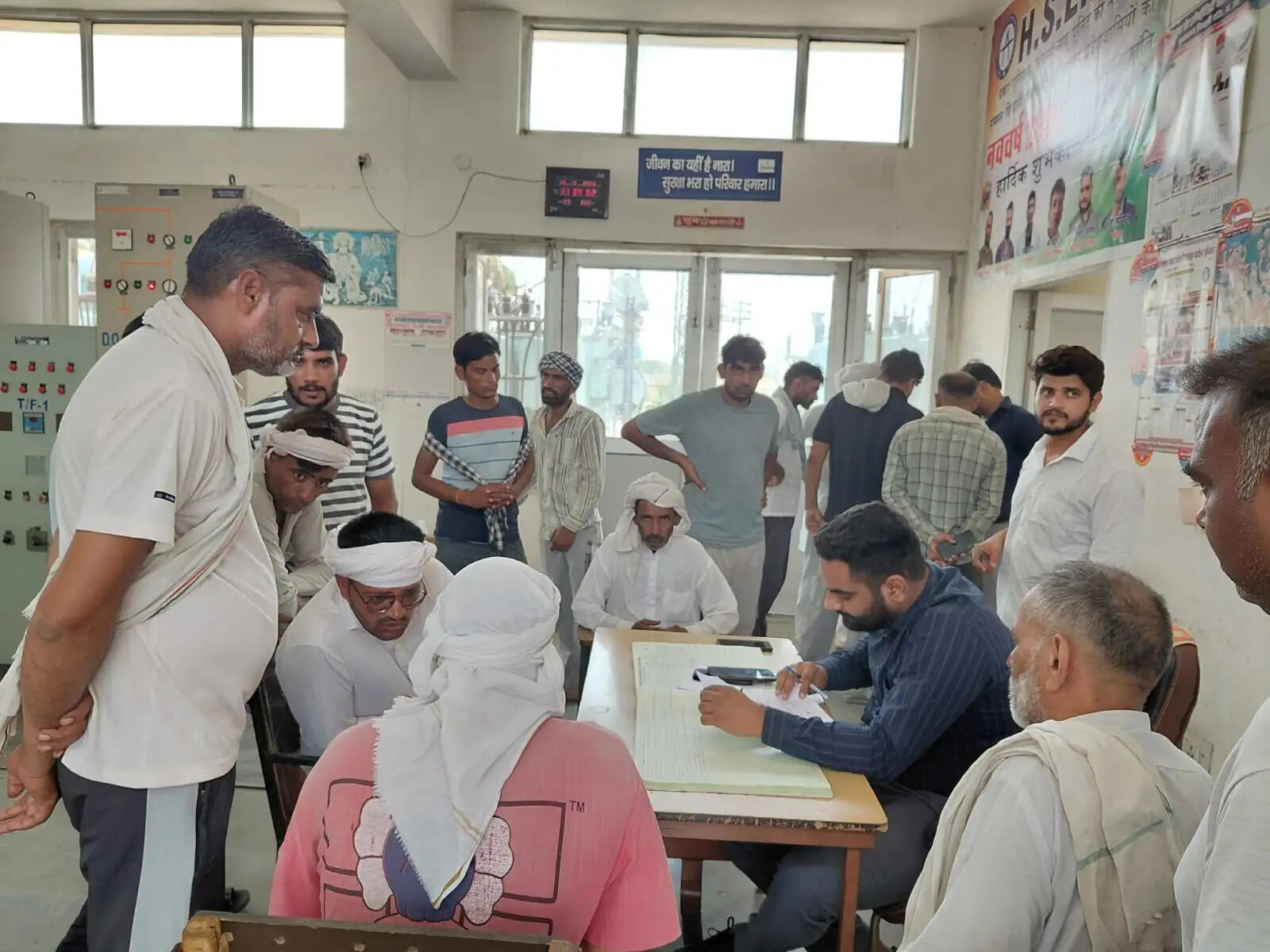 जींद : खेतों की बिजली ठप होने पर भड़के किसान