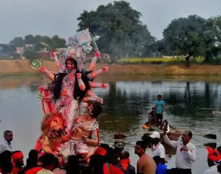 दुर्गा प्रतिमाओं के विसर्जन के लिए सुरक्षा के पुख्ता इंतजाम, श्रद्धालु विसर्जित कर रहें प्रतिमाएं