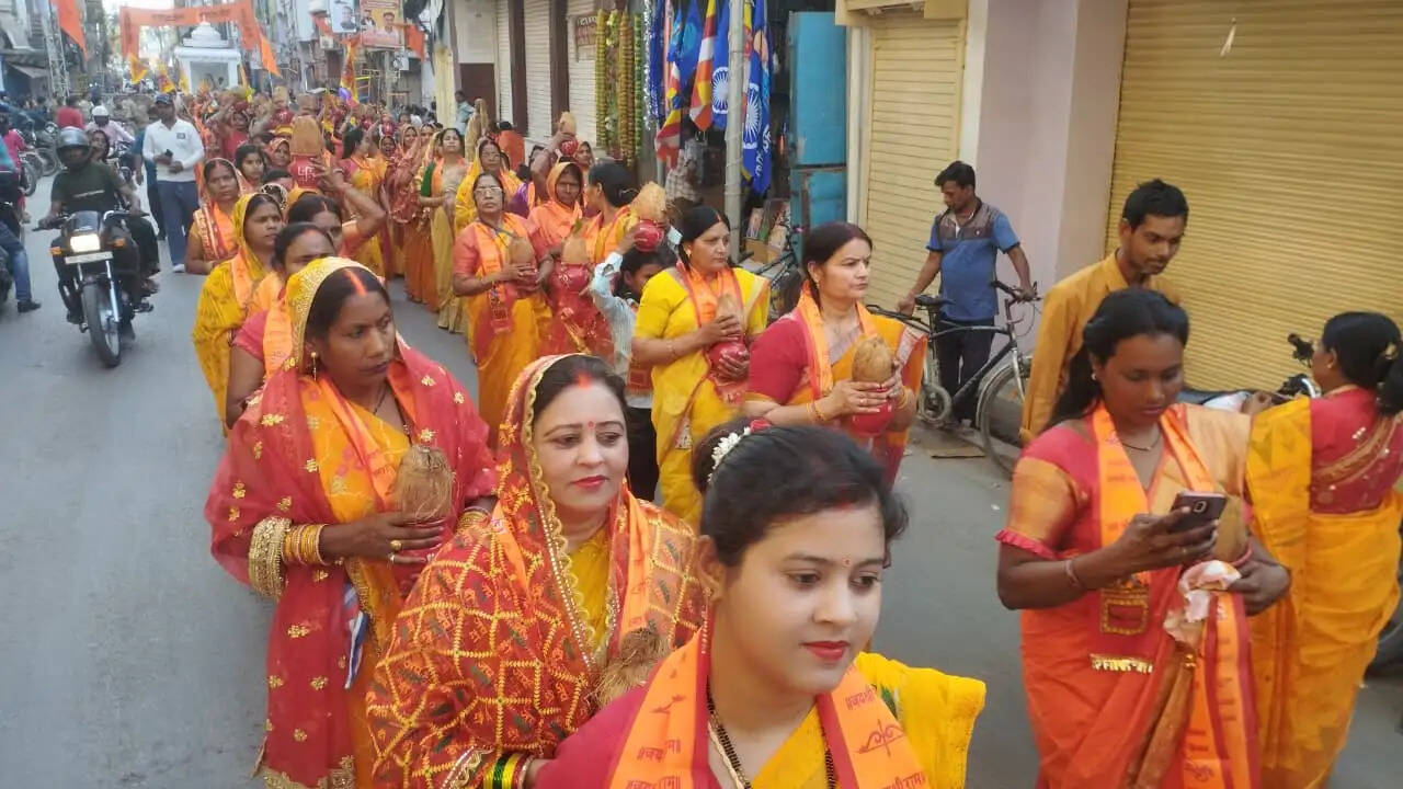 श्रीराम जन्मोत्सव पर भव्य कलश यात्रा, गोमती तट से गोकुल घाट तक उमड़ी श्रद्धा