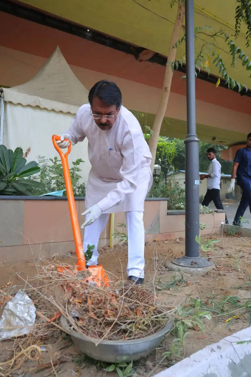 दिल्ली भाजपा के स्वच्छता अभियान एवं पौधरोपण कार्यक्रम में बी.एल. संतोष समेत कई वरिष्ठ नेताओं ने किया श्रमदान