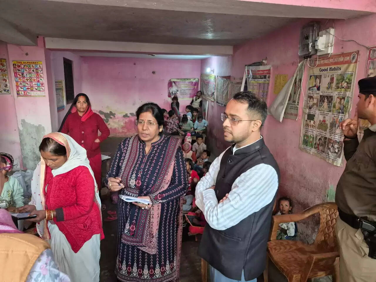 जिलाधिकारी ने सांढ़ा पंचायत के आंगनबाड़ी केंद्रों का किया औचक निरीक्षण