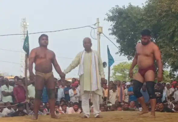 दो लाख की कुश्ती में चकिया के शमशेर और कछवा के अनिल बराबर