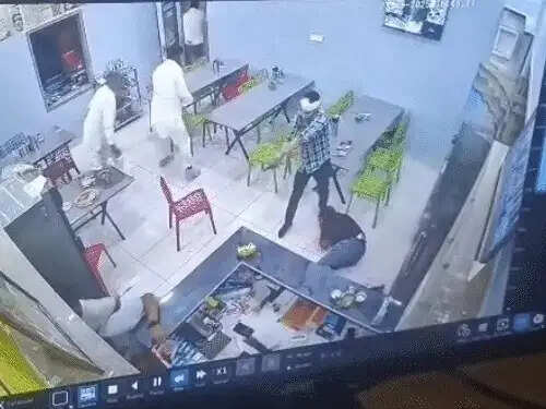 लग्जरी होटल में अंधाधुंध फायरिंग, मालिक की मौत, तीन गंभीर