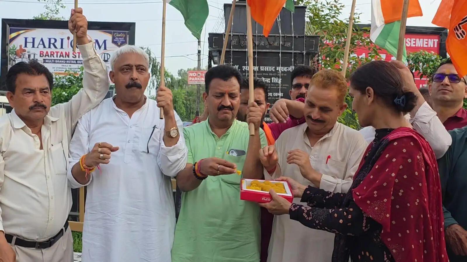 धारा 370 हटने के 7 वर्ष पूरे-कठुआ में जश्न, भाजपा ने बांटी मिठाइयां