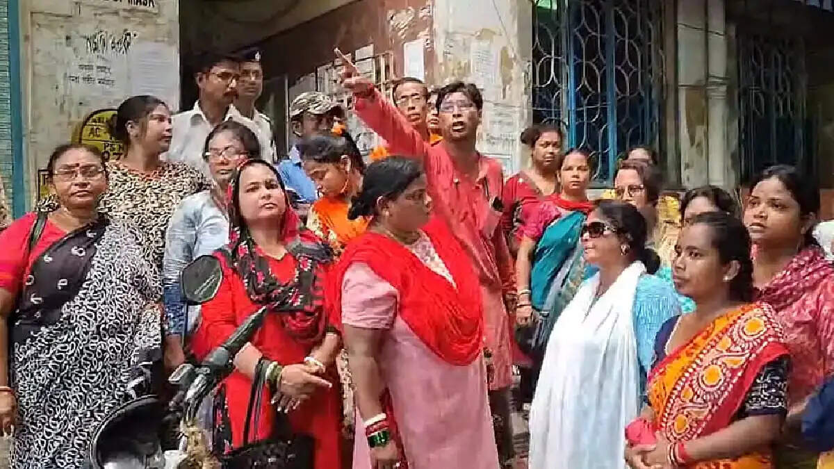 चुंचुड़ा नगरपालिका में पूर्व चेयरमैन पर फेंके गए अंडे, 'चोर हटाओ, नगरपालिका बचाओ' के लगे नारे