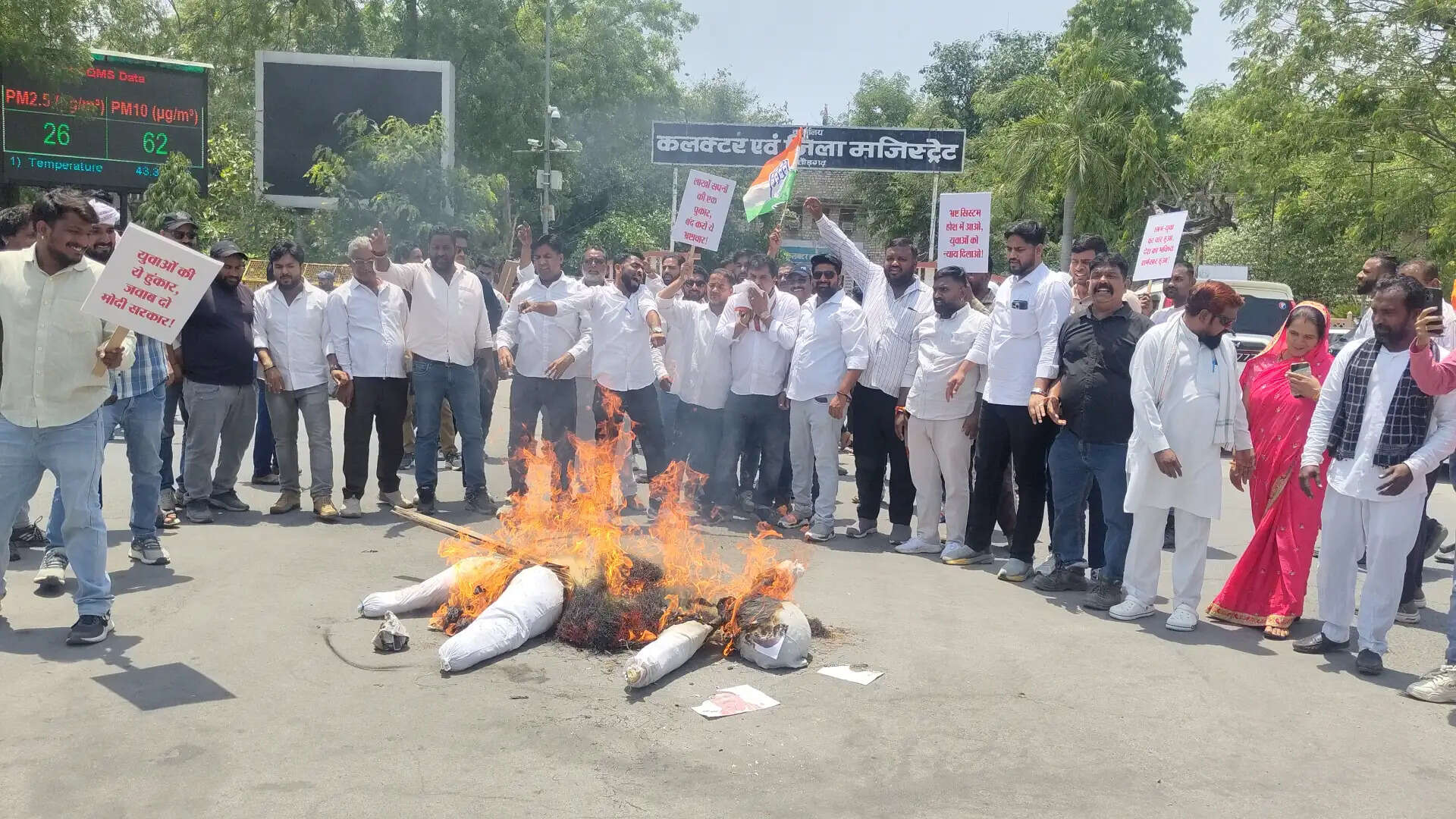नीट 2026 पेपर लीक के विरोध में कांग्रेस का प्रदर्शन, केंद्रीय शिक्षा मंत्री का पुतला फूंका