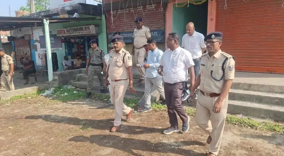 अवैध आधार सेंटर के खिलाफ एसडीएम की छापेमारी, दो दुकानें सील, इलाके में हड़कंप