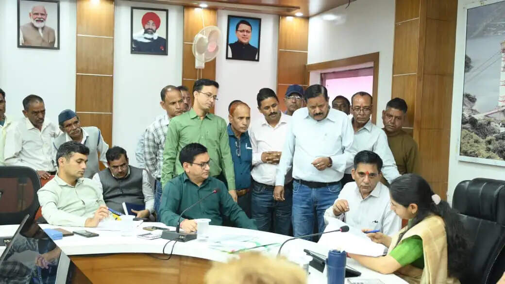 टिहरी में डीएम के जनता दरबार में दर्ज हुई 50 जन शिकायतें