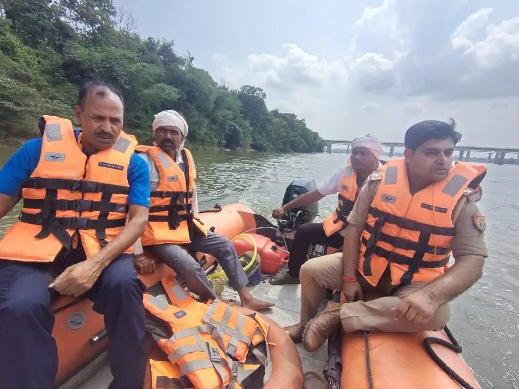 झांसी : बेतवा में नाव पलटी, सगे भाई तेज बहाव में बहे