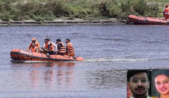 वृंदावन नाव हादसा : यमुना नदी से दो और शव बरामद, मृतकाें की संख्या 15 हुई, एक की तलाश जारी