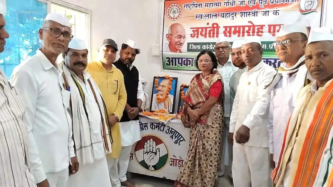 अनूपपुर: जिला कांग्रेस कार्यालय में धूमधाम में मनाई गई महात्मा गांधी और लाल बहादुर शास्त्री की जयंती