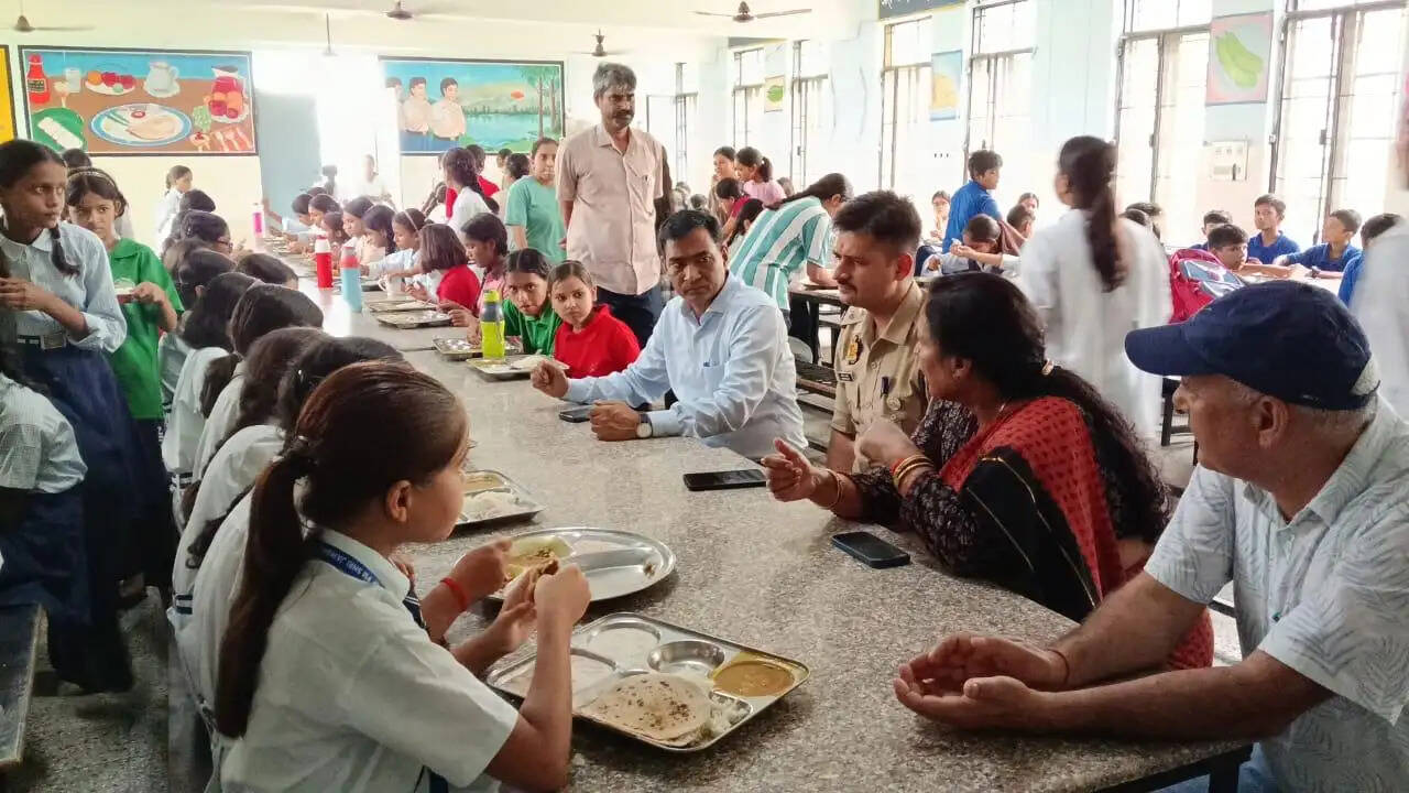 औरैया डीएम-एसपी ने पीएम श्री नवोदय विद्यालय का किया आकस्मिक निरीक्षण
