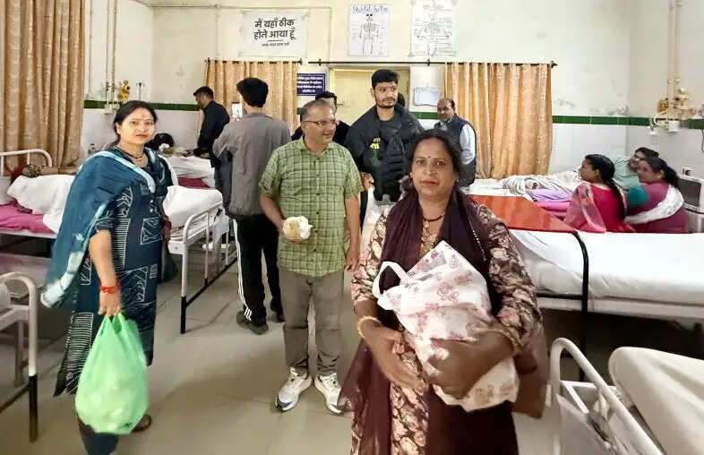 पूर्व प्रदेश अध्यक्ष&nbsp;के जन्मदिन पर कांग्रेस कार्यकर्ताओं ने जिला अस्पताल में बांटे फल और जूस