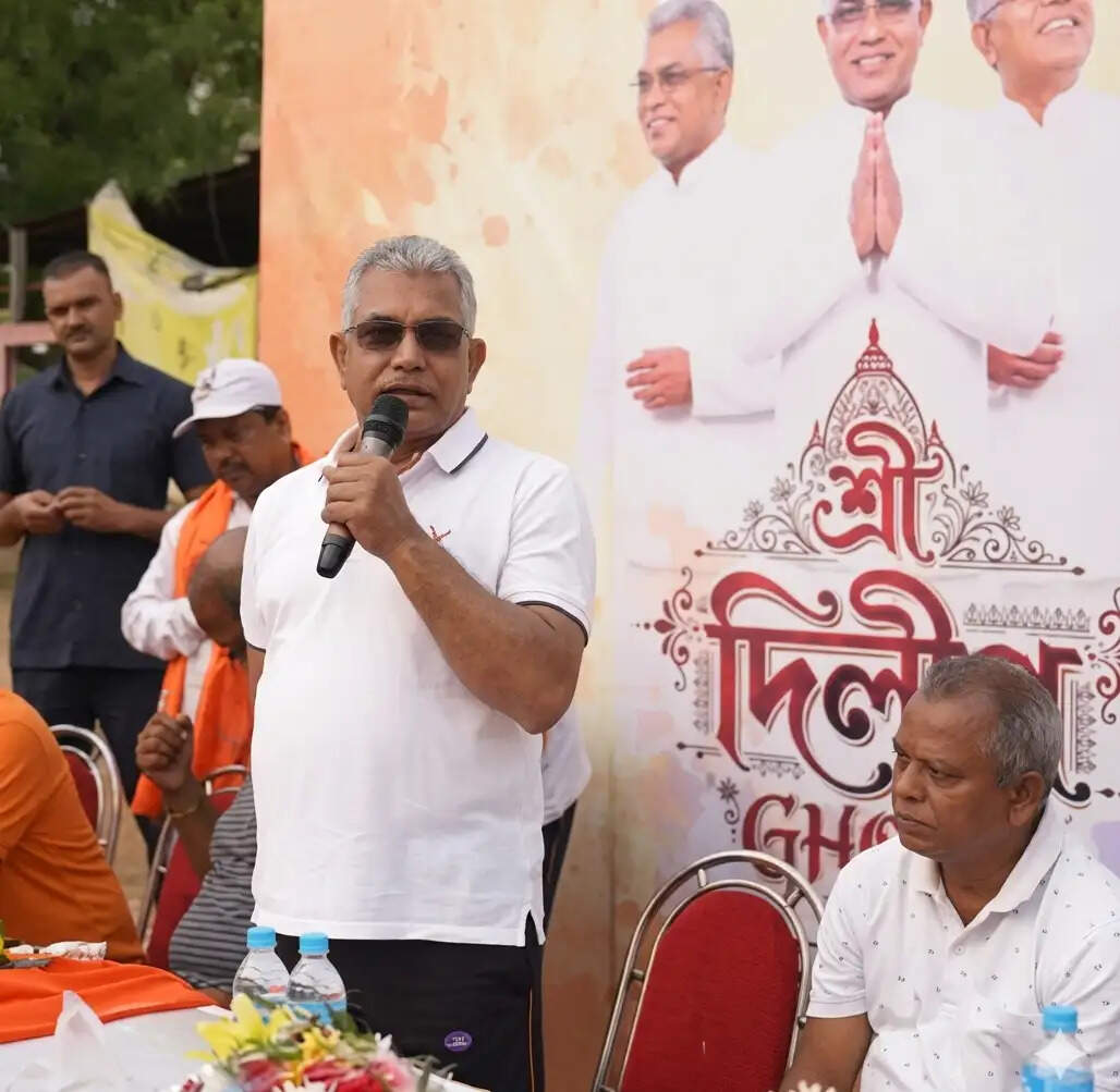 खड़गपुर : दिलीप घोष ने प्रदीप सरकार पर लगाया विकास रोकने का आरोप