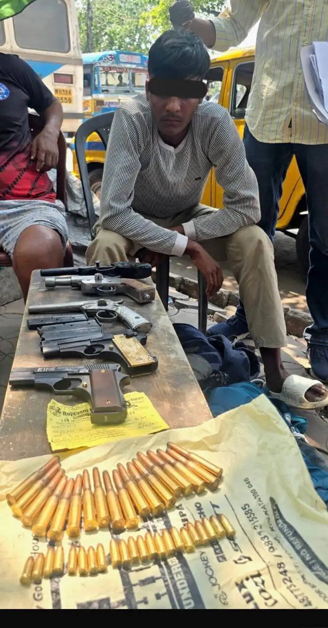 कोलकाता में एसटीएफ की कार्रवाई, भारी मात्रा में हथियार बरामद