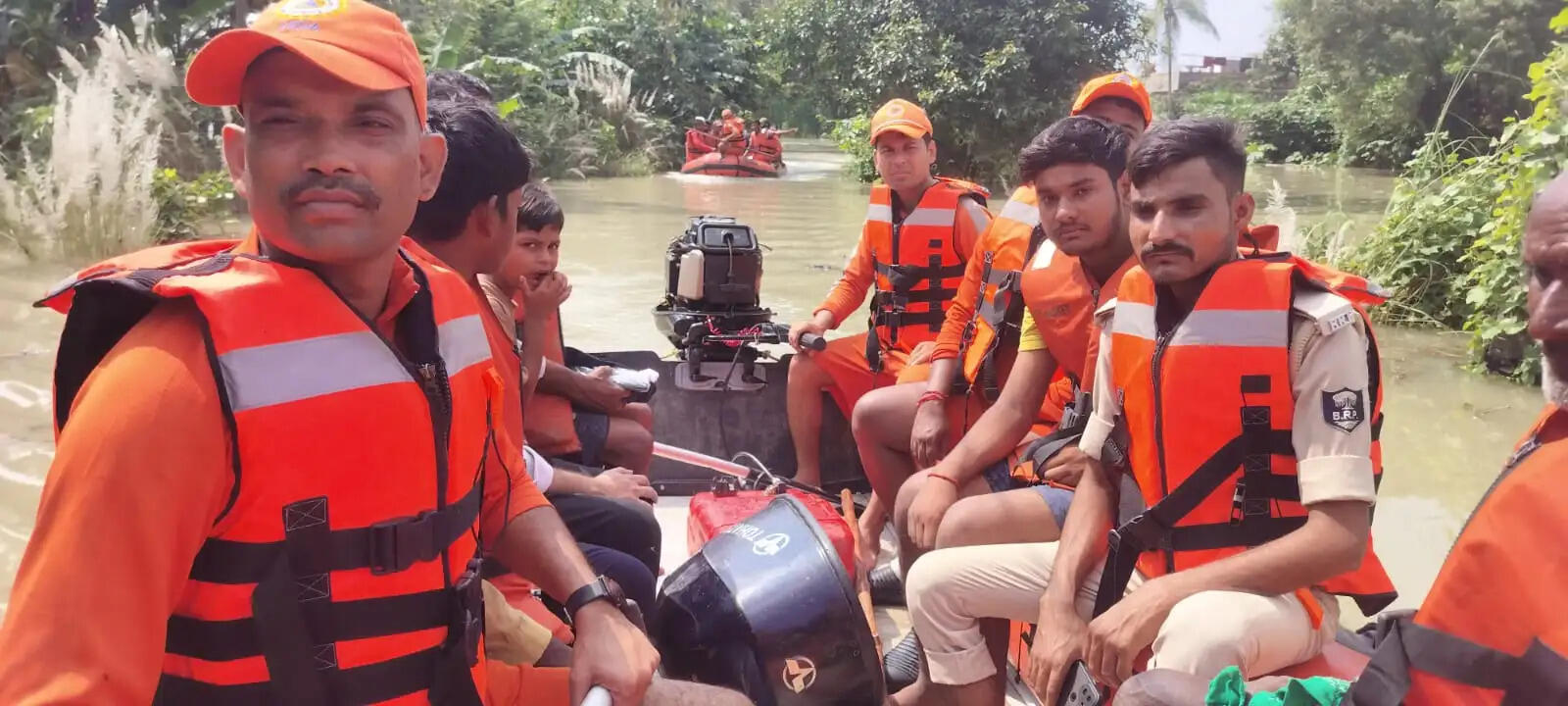 सारण में बाढ़ प्रभावित क्षेत्रों में युद्धस्तर पर राहत एवं बचाव कार्य जारी, एनडीआरएफ एवं एसडीआरएफ की कुल 19 टीमें राहत एवं बचाव कार्य में जुटीं