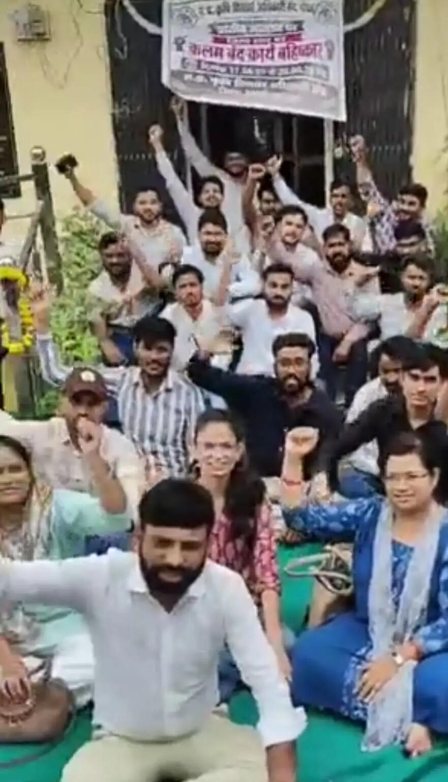 राजगढ़ः ई-अटेंडेंस की अनिवार्यता के विरोध में कृषि विस्तार अधिकारी कलमबंद हड़ताल पर, एसडीएम को सौंपा ज्ञापन