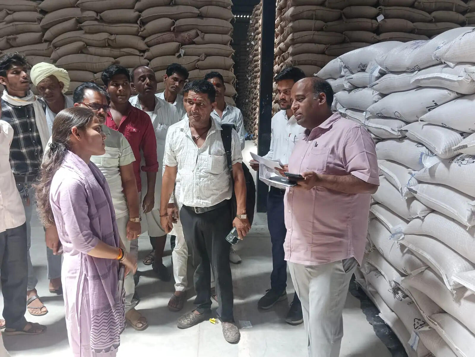 राजगढ़ः कलेक्टर ने उपार्जन केन्द्रों का किया निरीक्षण, व्यवस्थाओं में सुधार के दिए निर्देश