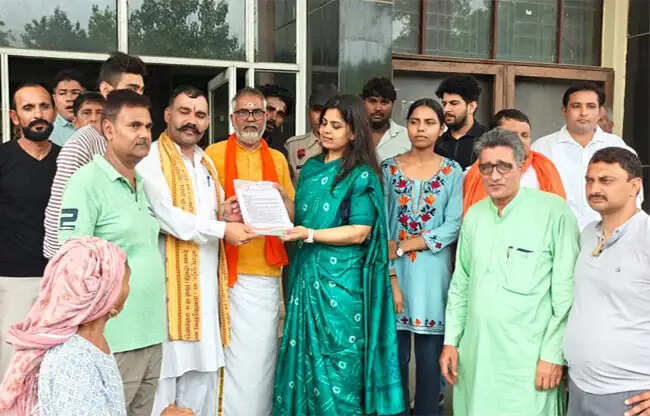 सोनीपत:मुख्यमंत्री विंडो के नए आदेश के विरोध में संगठनों ने सौंपा ज्ञापन