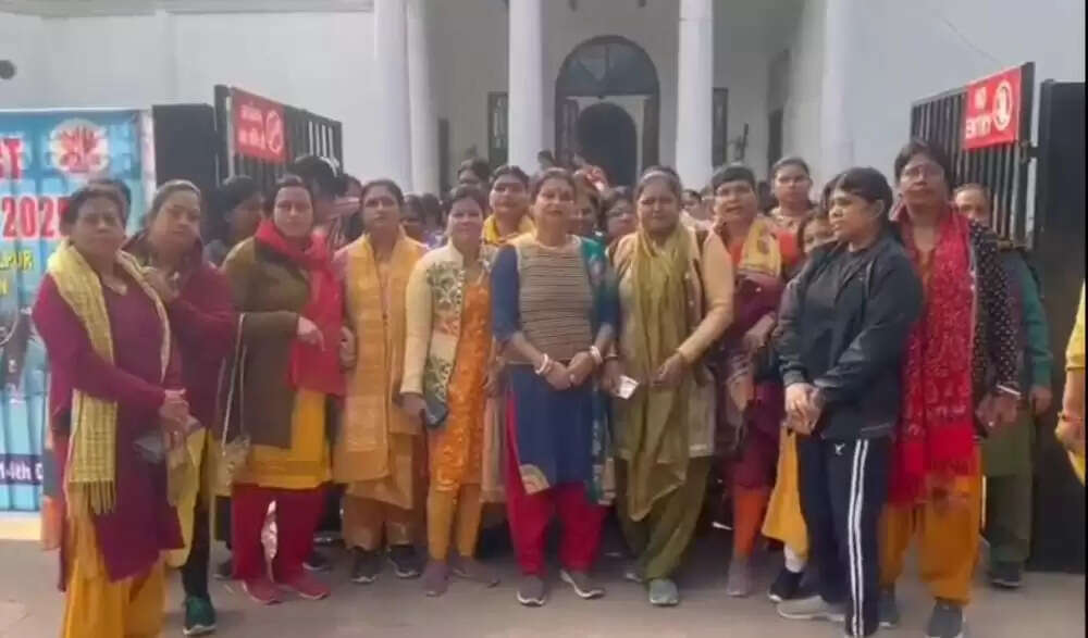 सैंडिस कंपाउंड में प्रवेश शुल्क से बढ़ी लोगों की परेशानी