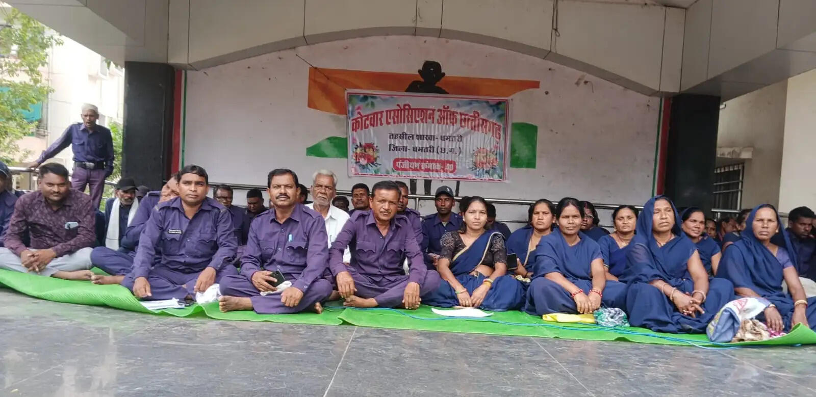 मानदेय सहित अन्य मांगों को लेकर कोटवारों ने लगाए नारे , समस्याओं के समाधान की मांग को लेकर मुख्यमंत्री के नाम सौंपा ज्ञापन