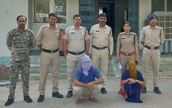 फरार इनामी आरोपितों को आश्रय और सहायता पहुंचाने वाले दो रिश्तेदार गिरफ्तार