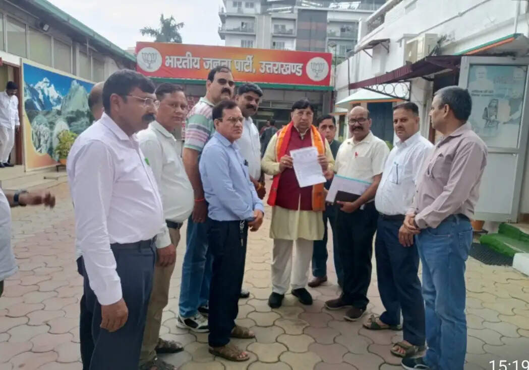 टीईटी और पुरानी पेंशन का मुद्दा संसद में उठाने की मांग, सांसदों को सौंपे ज्ञापन
