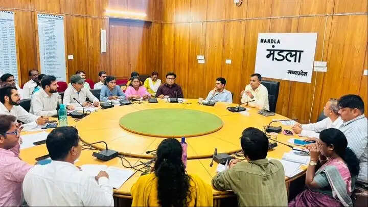 मंडलाः कलेक्टर ने की आंगनवाड़ी केंद्रों के निर्माण कार्यों की समीक्षा, समयबद्ध पूर्णता के निर्देश