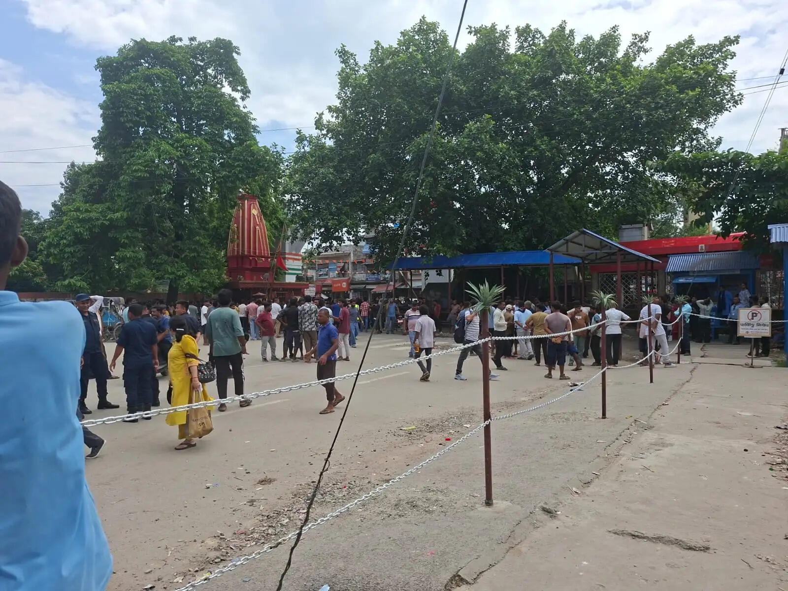 जोगबनी में अंतर्राष्ट्रीय बॉर्डर का बैरियर गिराकर दुकानदारों ने किया प्रदर्शन