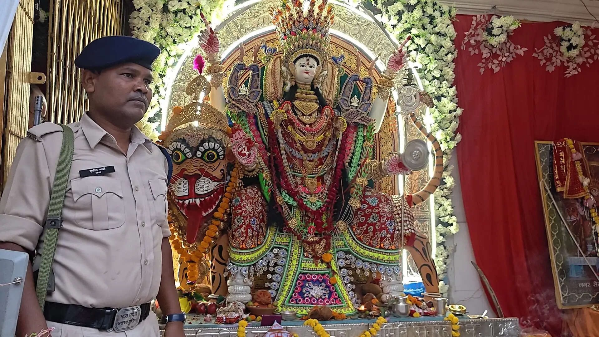 जबलपुर : लाखों के स्वर्ण चांदी के आभूषण पहने सुनरहाई की ऐतिहासिक प्रतिमा की सुरक्षा पर लाईट का सवालिया प्रश्न