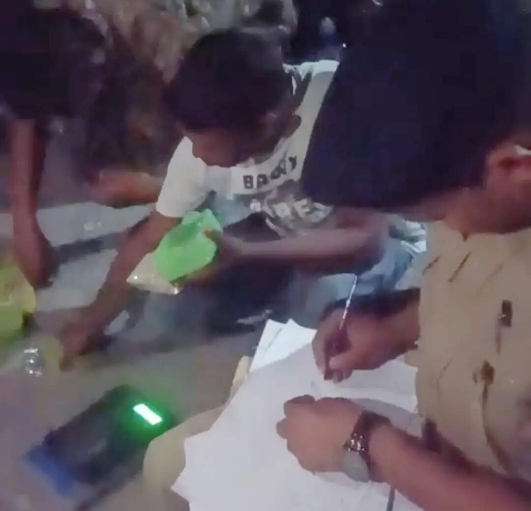 बंगाल सीमा से 5 करोड़ की स्मैक के साथ तस्कर गिरफ्तार, जंक्शन पर 104 लीटर शराब भी बरामद