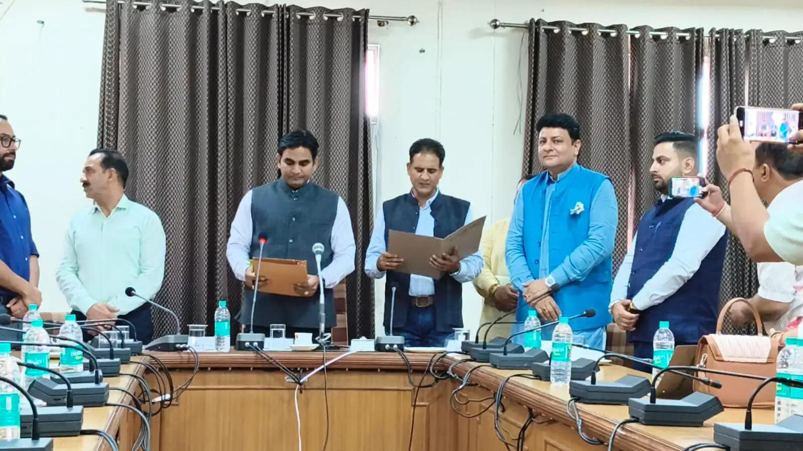 नगर निगम धर्मशाला को मिले नए मेयर और डिप्टी मेयर, शमशेर नेहरिया मेयर और प्रेरणा गुलेरिया बनी डिप्टी मेयर