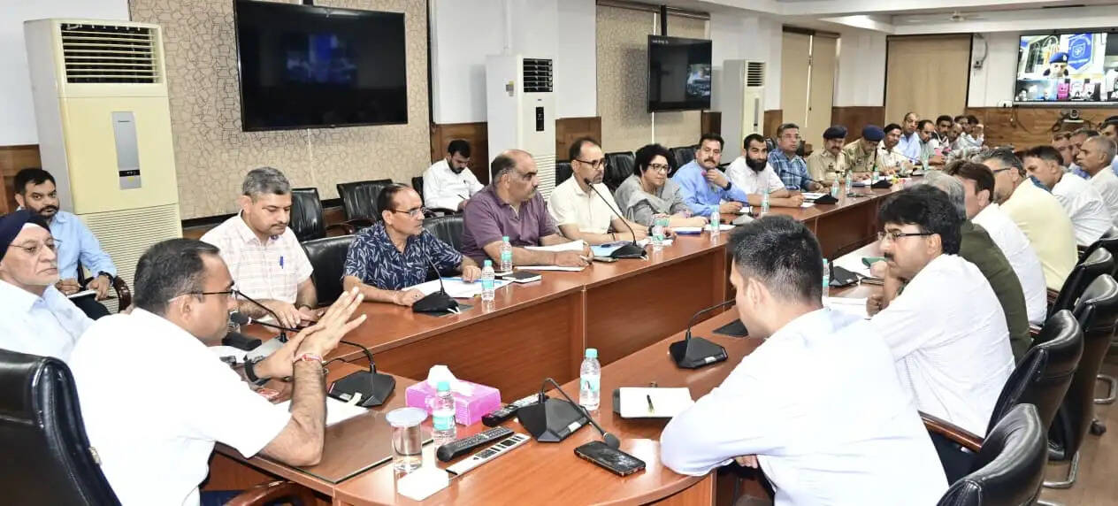 संभागीय आयुक्त ने वार्षिक खीर भवानी मेला यात्रा की तैयारियों की समीक्षा की