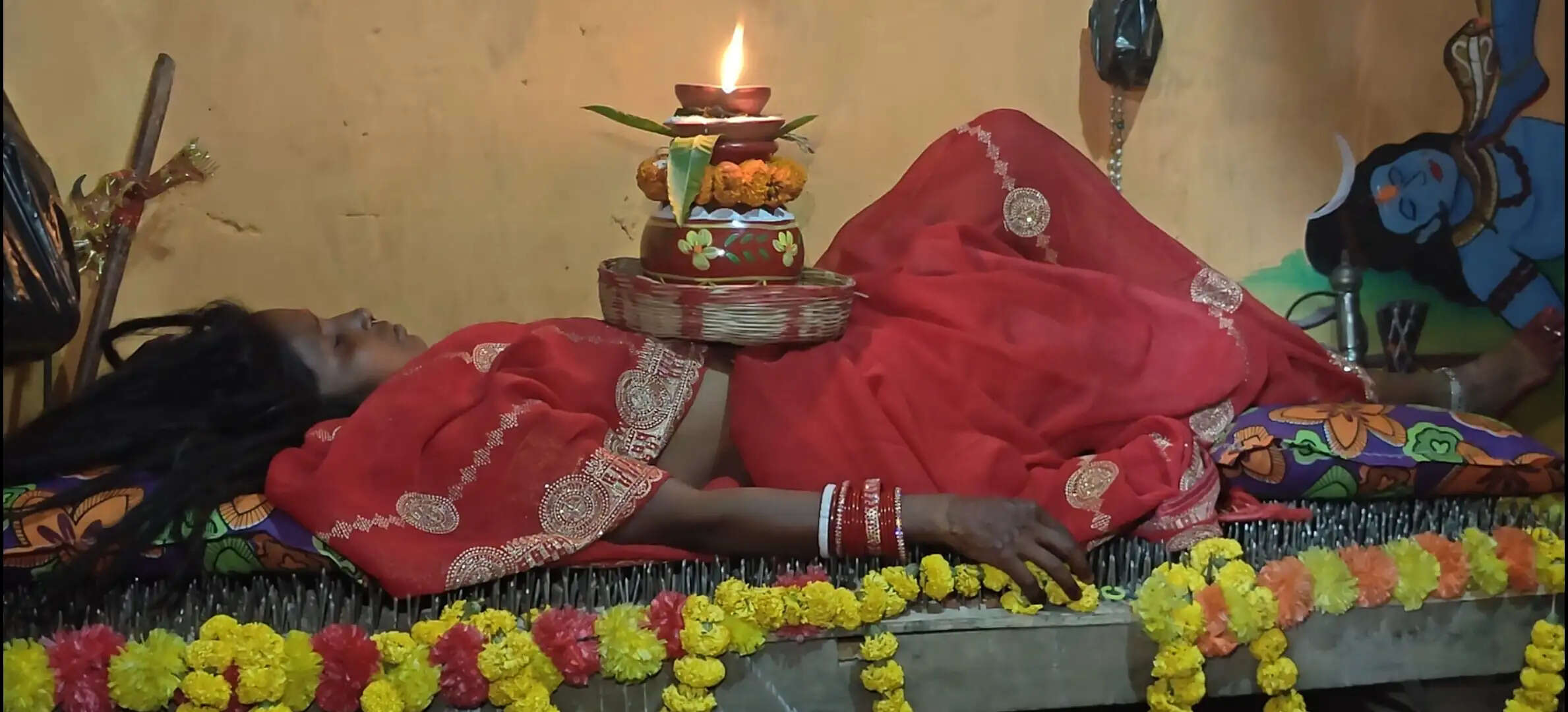 कील की सेज पर रूपा देवी की साधना, उमड़ी श्रद्धालुओं की भीड़
