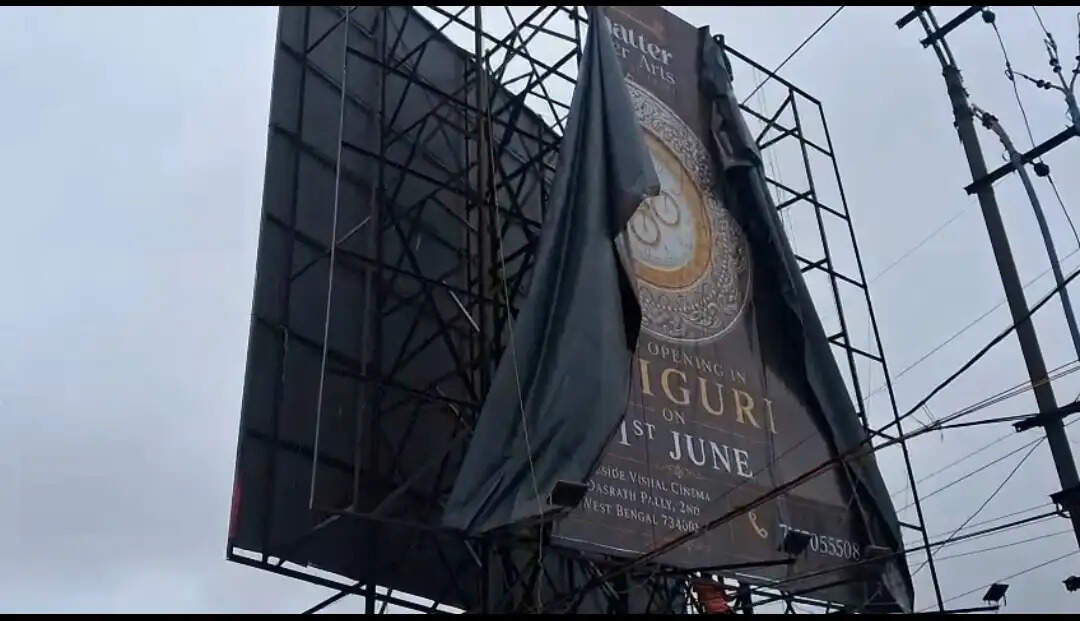 राष्ट्रीय राजमार्ग से अवैध होर्डिंग और बैनर हटाए गए