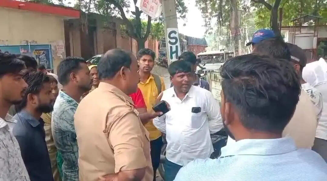 मारपीट में घायल व्यक्ति की मौत, आरोपिताें की गिरफ्तारी की मांग पर अड़े परिजन
