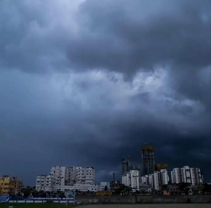 कोलकाता समेत दक्षिण बंगाल में तेज आंधी के साथ बारिश के आसार