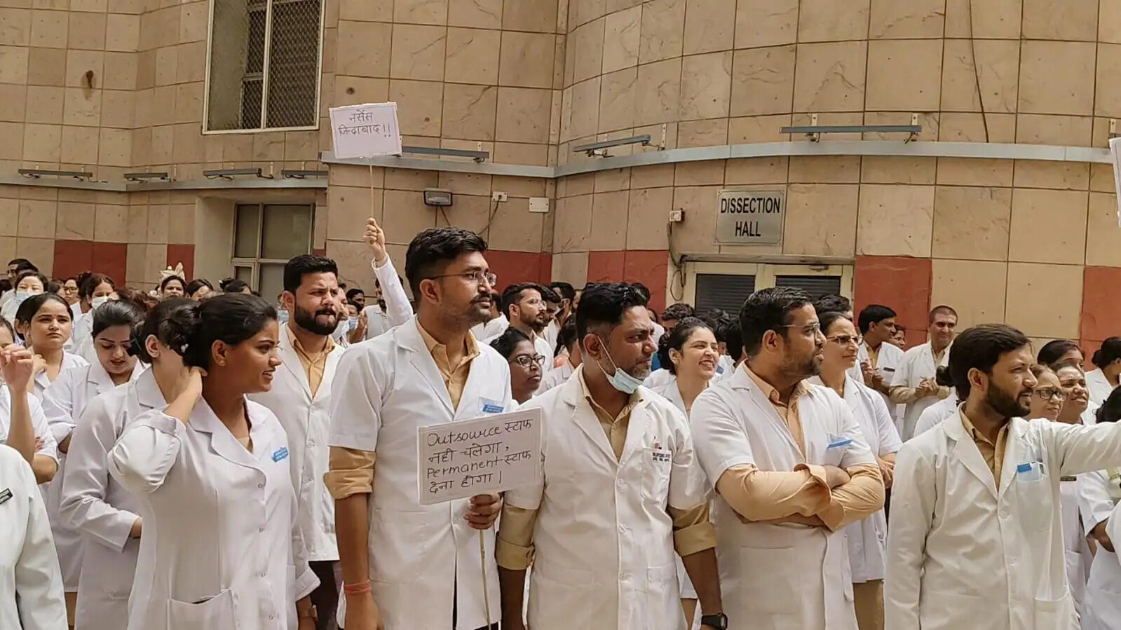 ठेका प्रथा के विरोध में केन्द्र सरकार के अस्पतालों में नर्सों की हड़ताल
