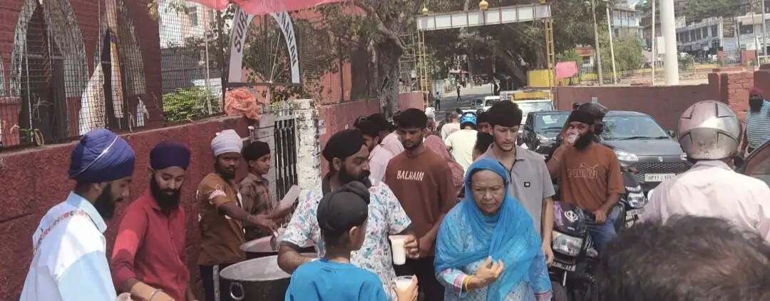 गुरु अर्जुन देव के शहीदी दिवस पर नाहन के दशमेश गुरुद्वारा साहिब में कीर्तन, छबील और लंगर का आयोजन
