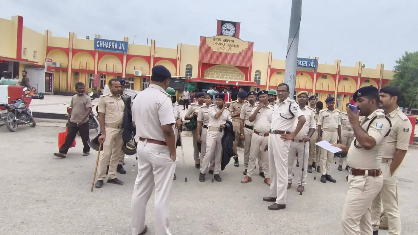 सारण में विधि-व्यवस्था बनाए रखने हेतु सभी प्रमुख स्थानों पर पुलिस बल तैनात, पैदल गश्ती तेज
