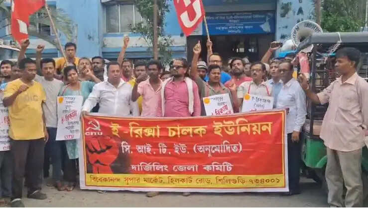 ई-रिक्शा चालकों का प्रदर्शन, एसडीओ&nbsp;को सौंपा ज्ञापन