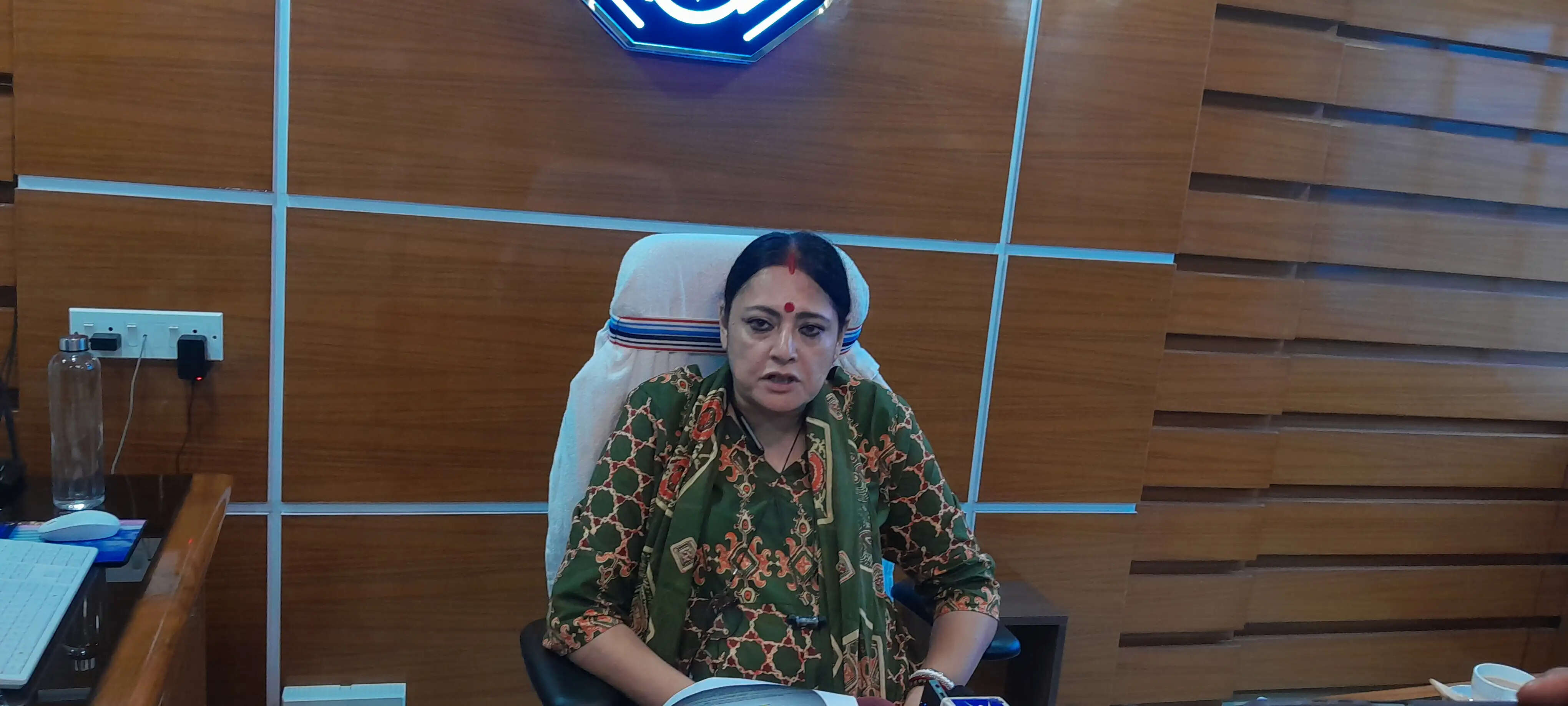 अतिक्रमण विवाद : मंत्री अग्निमित्रा पाल ने आसनसोल नगर निगम के तीन अधिकारियों से मांगी कैफ़ियत