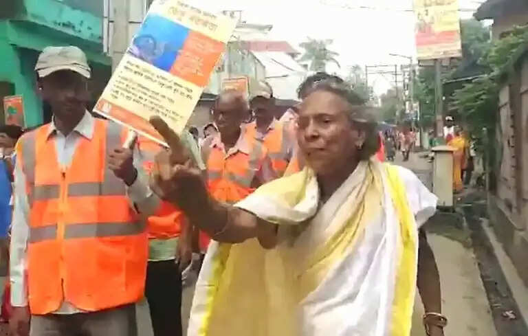 दिव्यांग बेटी के इलाज के लिए मां की मार्मिक गुहार