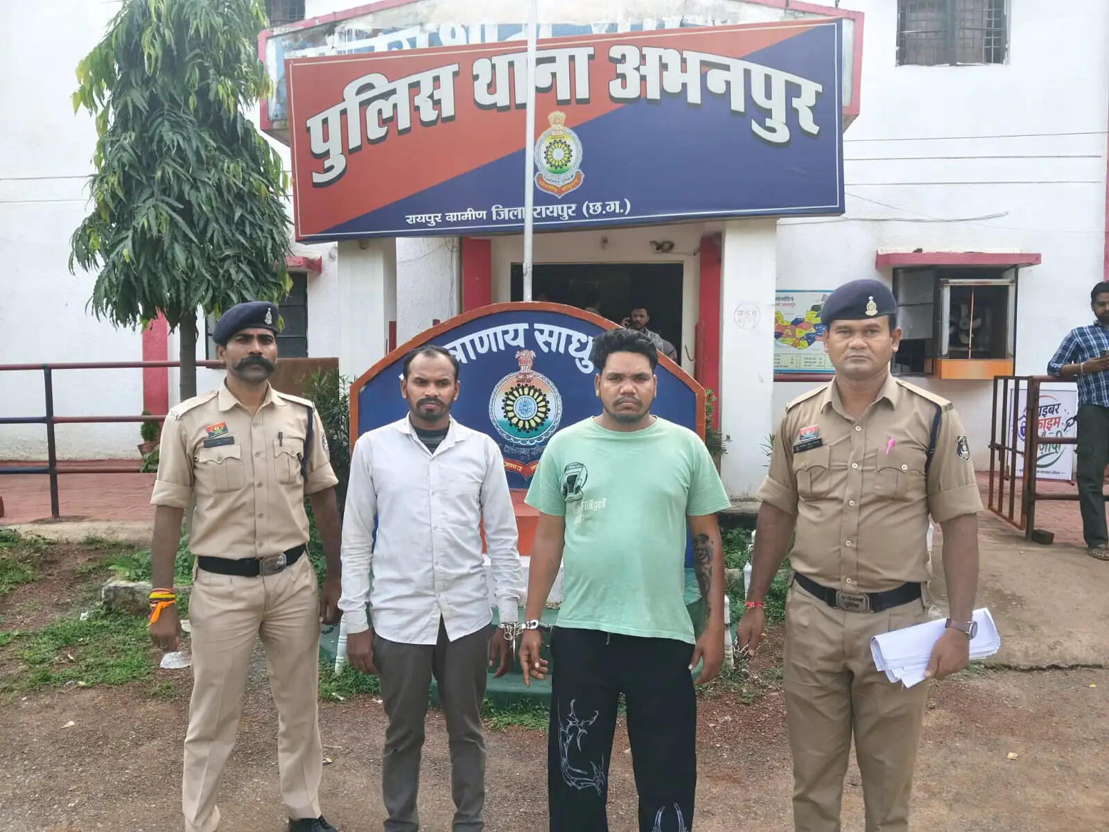 अभनपुर में चाकू लहराकर लोगों को डराने वाले दो गिरफ्तार, एक फरार