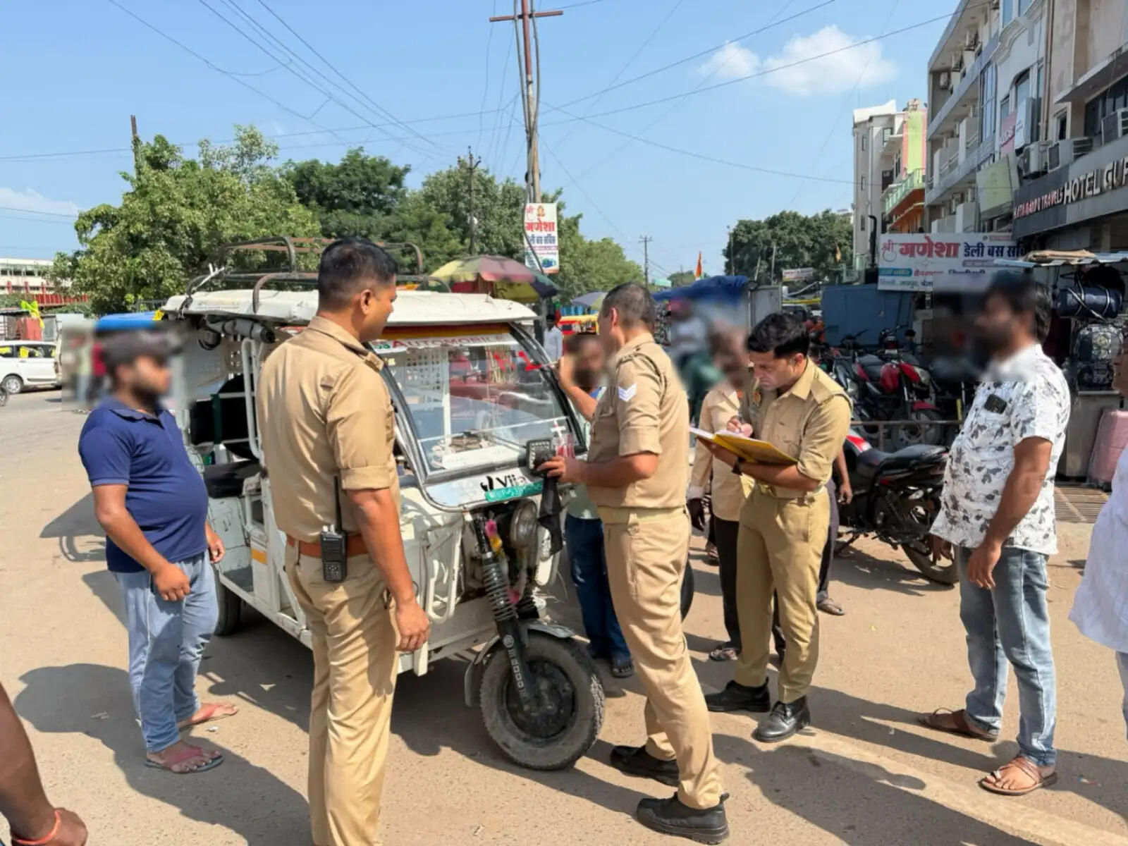 रेलवे और रोडवेज स्टेशन पर ऑटो-ई-रिक्शा की होगी यूनिक नंबरिंग, यात्रियों की सुरक्षा को लेकर कैंट पुलिस की पहल वाहन पर दर्ज होगा