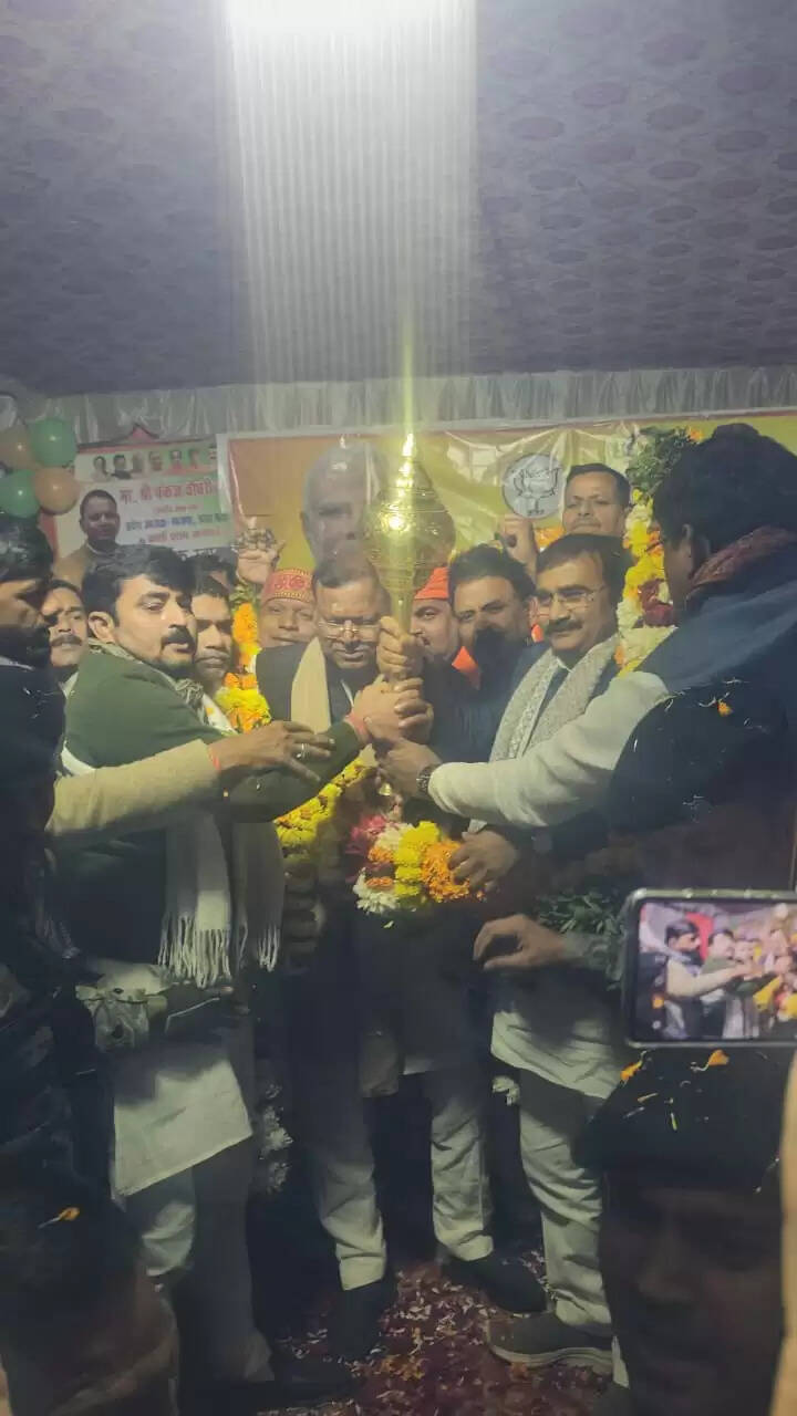 भाजपा के नवनिर्वाचित प्रदेश अध्यक्ष पंकज चौधरी का वाराणसी के सीमा में पुष्पवर्षा के बीच स्वागत