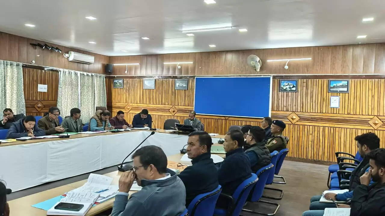 चम्पावत: मुख्यमंत्री घोषणाओं के त्वरित क्रियान्वयन काे समीक्षा बैठक