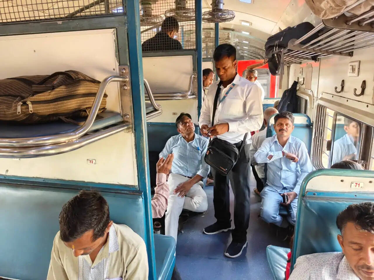 रेलवे ने एक दिन में बिना टिकट के 333 मामले पकड़े