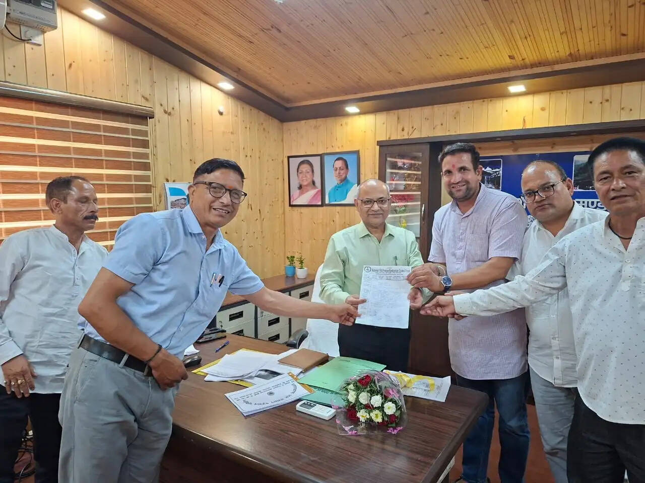 गढ़वाल आयुक्त से मिले कर्मचारी संगठन, पुरानी पेंशन और गोल्डन कार्ड की समस्याएं उठाईं